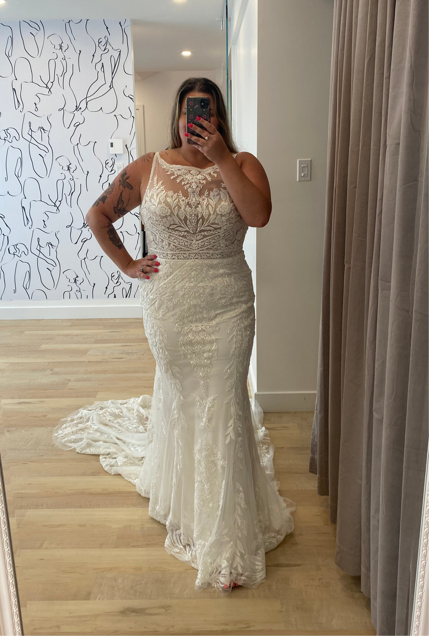 Kyle - robe de mariée haut de gamme d'inspiration boho glam ajustée en dentelle luxueuse à dos ouvert et sur-jupe en tulle