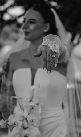Skye - robe de mariée moderne ajustée et épurée à encolure carré sans bretelles avec fente à la jambe