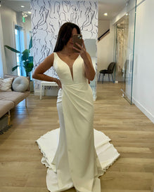 Ledger - robe de mariée moderne et simple en crêpe extensible à encolure plongeante et fente à la jambe