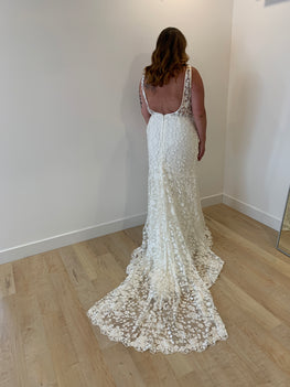 *EXCLUSIVE* Joni * samples size 8 and size 18 - luxurious slim fit, sleeveless, 3D lace wedding dress