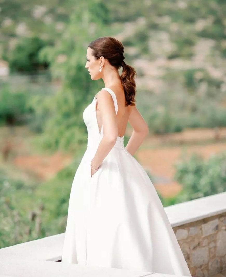 Margo - robe de mariée classique en mikado extensible à encolure droite avec dos ouvert