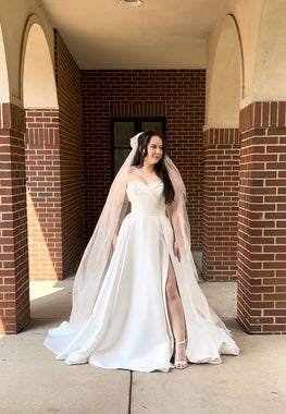 Ophelina *taille plus* - robe de mariée moderne et classique à bustier en coeur et fente à la jambe