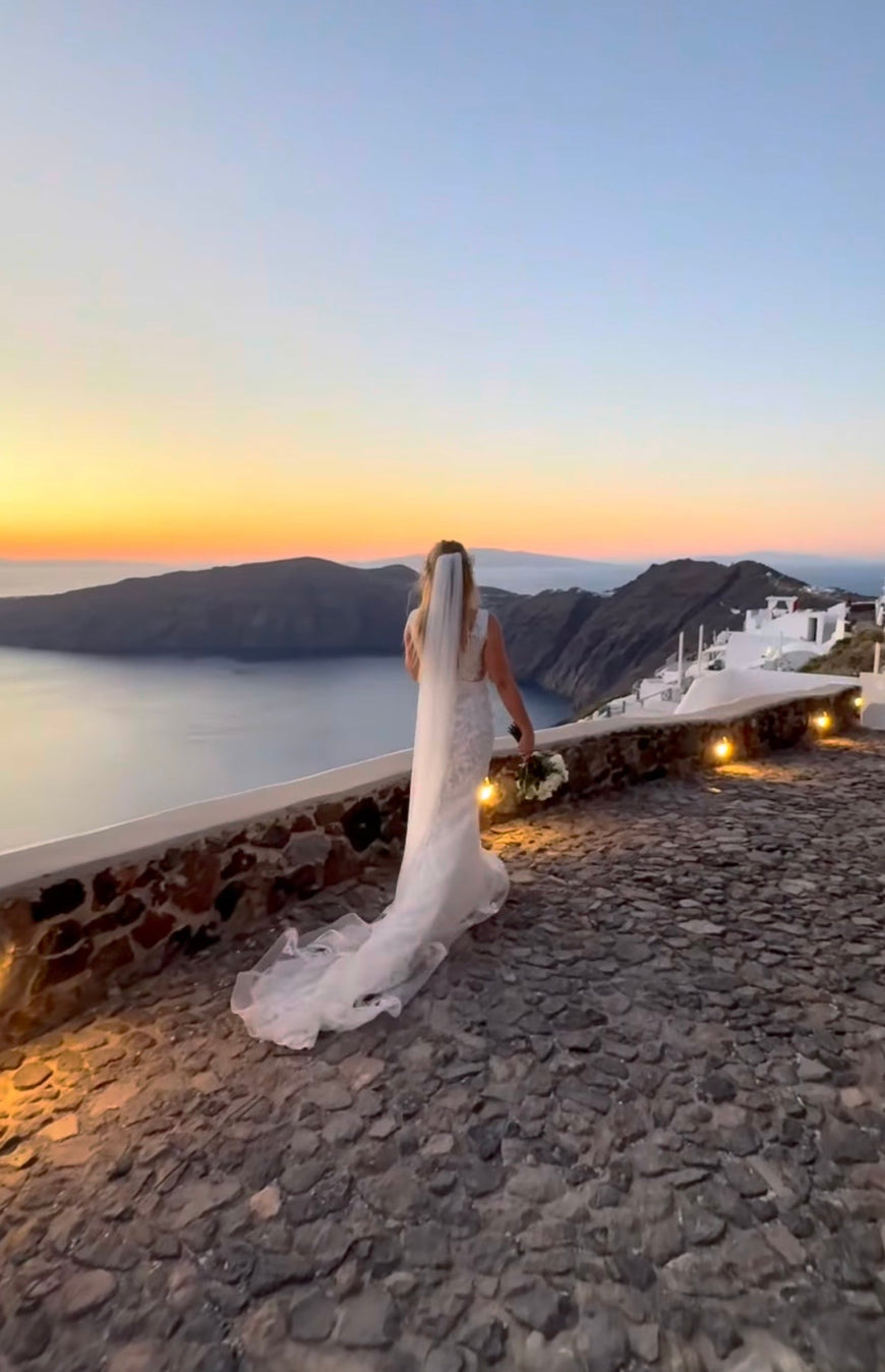 Spine - robe de mariée en dentelle avec fleurs et dos ouvert en V