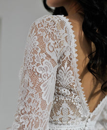 *EXCLUSIVITÉ* Faela *taille plus* - robe de mariée boho avec manches longues, dos ouvert en V et jupe de chiffon avec traîne  avec finitions de dentelle