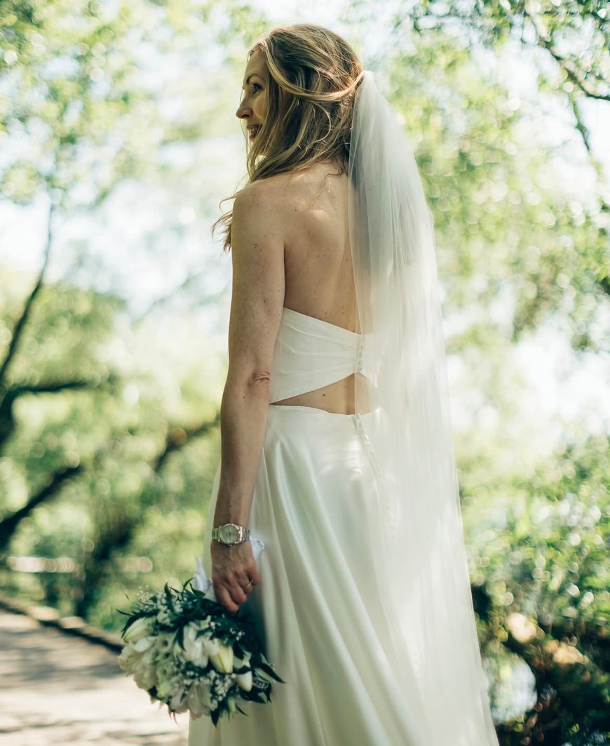 Iris - robe de mariée classique à bustier en coeur et fente à la jambe avec dos papillon