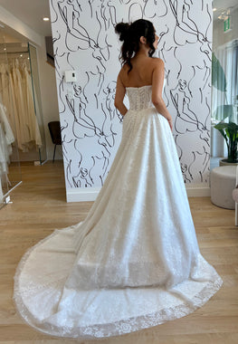 Théo - robe de mariée moderne avec haut corset sans bretelle toute en dentelle non perlé avec fente