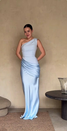 Tori - Robe longue en satin avec encolure asymétrique à une bretelles avec plis à la taille