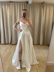 Beliza - robe longue en tissus satiné avec décolleté baveux et bretelles à nouer
