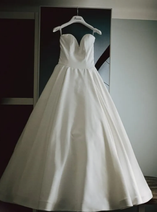 * EXCLUSIVITÉ * Sandrine - robe de mariée moderne et classique à bustier en coeur en tissus satiné mat avec jupe ample à plis français