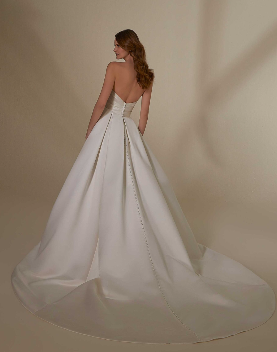 Porsha - robe de mariée moderne et classique à bustier droit avec fente à la jambe