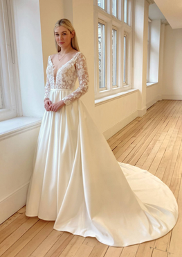 *EXCLUSIVE* Fiona - classic wedding dress with lace top and removable long sleeves and matte satin skirt without crinoline