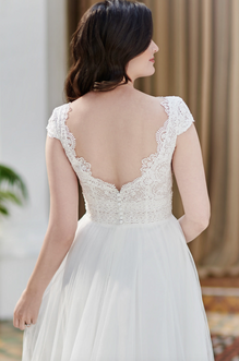 Lovana *échantillon taille 16* - robe de mariée avec manches courtes et dos ouvert en V avec jupe de tulle