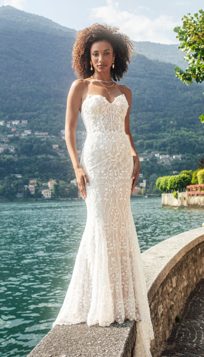 Ezra - robe de mariée haut de gamme à coupe ajustée à dentelle perlée luxueuse et manches ballons amovibles avec boucle