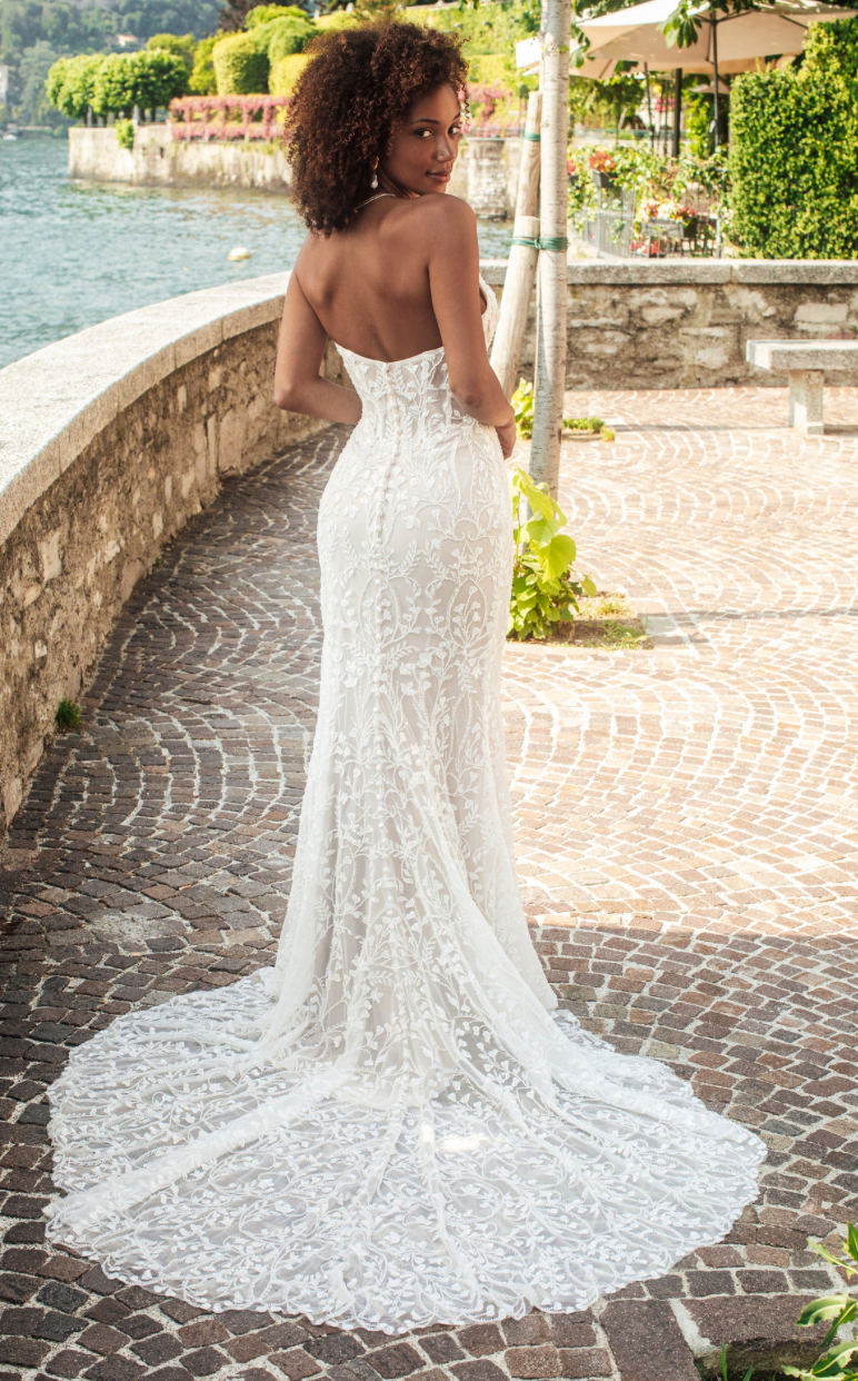 Ezra - robe de mariée haut de gamme à coupe ajustée à dentelle perlée luxueuse et manches ballons amovibles avec boucle