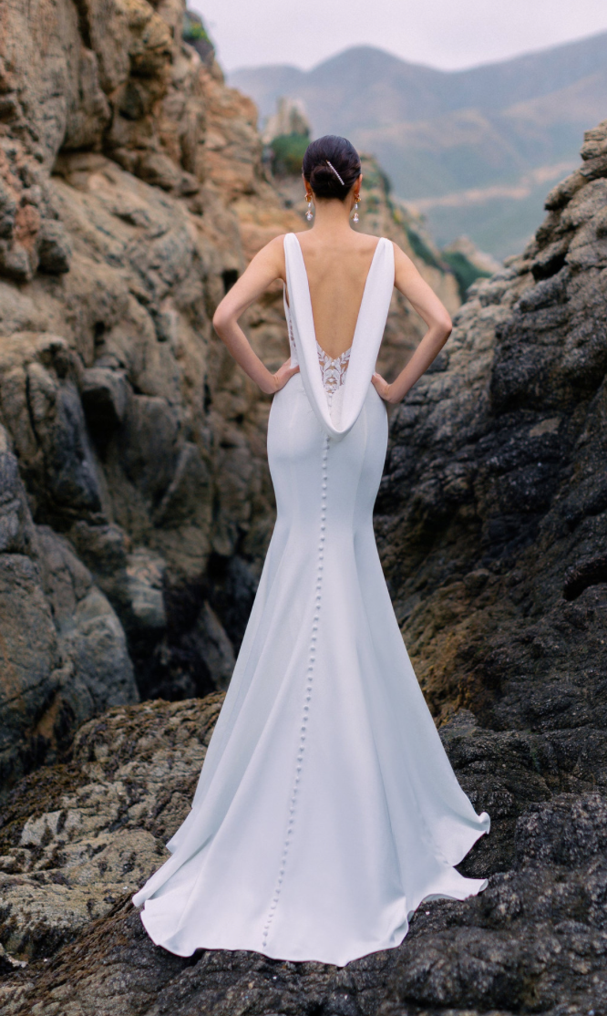 Wade - robe de mariée coupe ajustée en crêpe avec dos ouvert à col châle et détails de dentelle