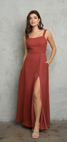 Meredith - Robe longue simple, col carré, jupe avec fente et boucle au dos