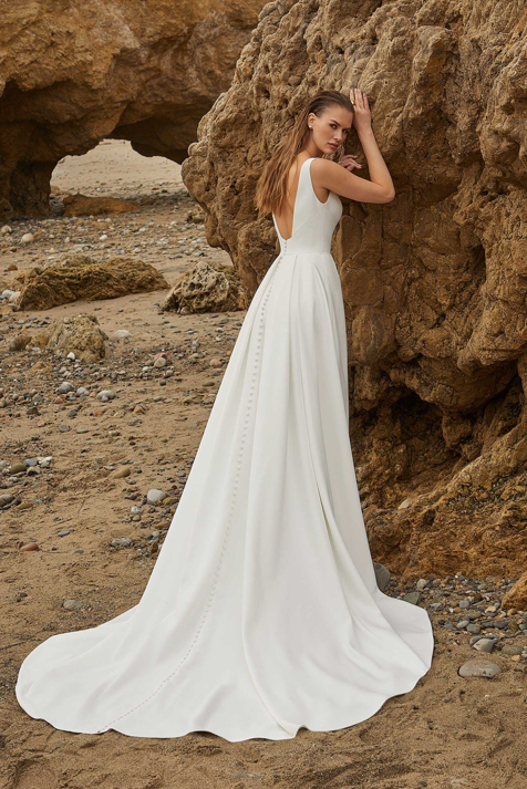 Lazlo - robe de mariée classique en crêpe à décolleté plongeant et dos ouvert