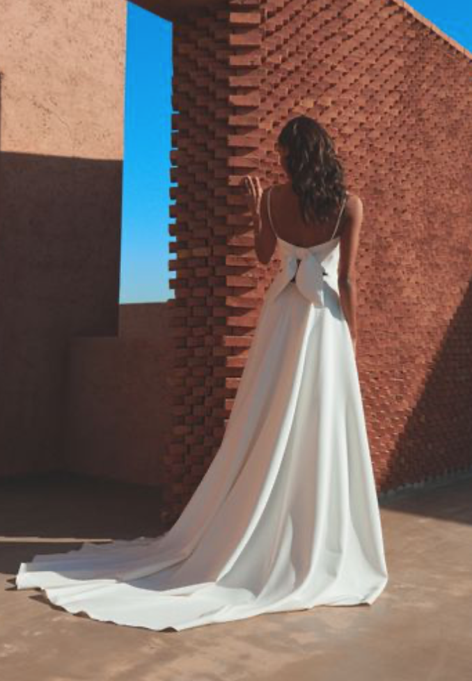 Wendy - robe de mariée moderne en crêpe avec boucle au dos