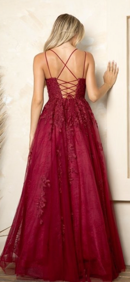 Harlyn - long dress in off-shoulder satin fabric with sweetheart neckline, pockets, dropped straps and slit leg