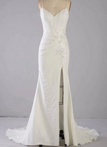 *EXCLUSIVITÉ* Belma - robe de mariée coupe ajustée sans manches en crêpe avec fines bretelles et appliqués de dentelle