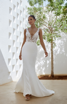 Andy - robe à coupe ajustée à dentelle brodée pailletée avec dos ouvert en V
