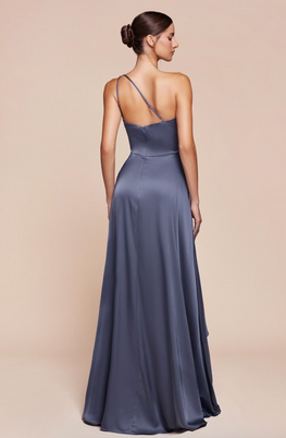 Drianna - Robe longue asymétrique en tissu satiné de coupe A avec fente à la jambe