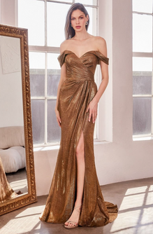 Huguette - Robe de soirée de coupe ajustée avec fente en tissus brillant, jeu de plis avantageux et épaules dénudées