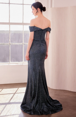 Huguette - Robe de soirée de coupe ajustée avec fente en tissus brillant, jeu de plis avantageux et épaules dénudées