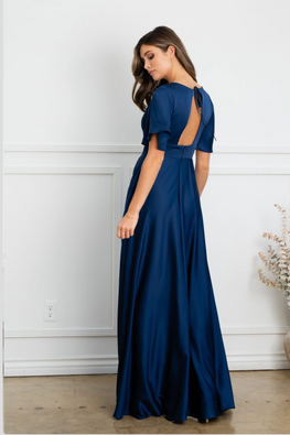Tina - robe longue à décolleté en V et manches courtes avec ouverture au dos