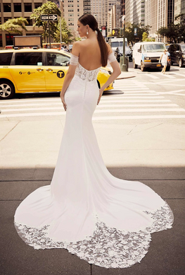 Merlin - robe de mariée ajustée en crêpe avec détails de dentelle et manches off souliers