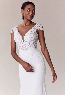 Anthony - robe de mariée ajustée en crêpe avec détails de dentelle et manches courtes avec dos en V