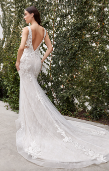 Skye - robe de mariée en dentelle avec fleurs et dos ouvert en V