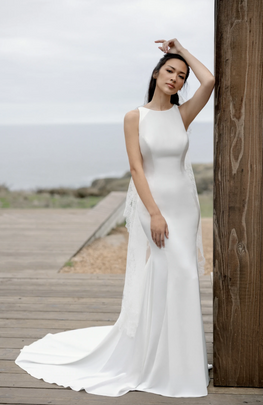 Kim - robe de mariée ajustée en satin extensible avec encolure bijou au cou et dos ouvert en ovale