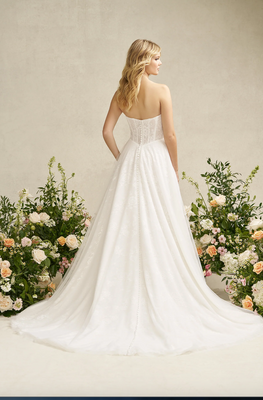 Théo - robe de mariée moderne avec haut corset sans bretelle toute en dentelle non perlé avec fente