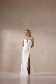 Skye - robe de mariée moderne ajustée et épurée à encolure carré sans bretelles avec fente à la jambe