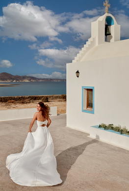 Iris - robe de mariée classique à bustier en coeur et fente à la jambe avec dos papillon