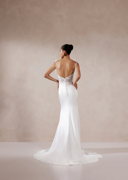 Ella - robe de mariée coupe ajustée en crêpe à bretelles fines et accents de dentelle sans perle