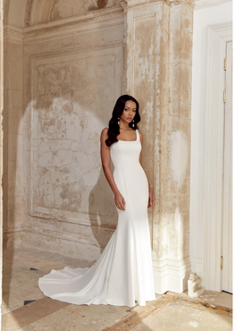 Joy - robe de mariée moderne ajustée et épurée à encolure carré et détails de dentelle au dos