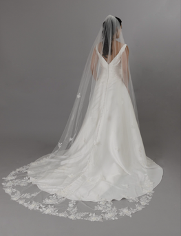 Flora - Voile cathédrale avec appliqués de dentelle, perles et brillants fait au Canada