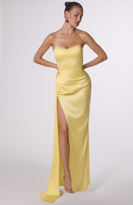Flavie - robe longue en tissus satiné à encolure bustier et jambe fendue