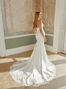 Gemma - robe de mariée coupe ajustée en crêpe sans bretelles avec dentelle et traîne brodée