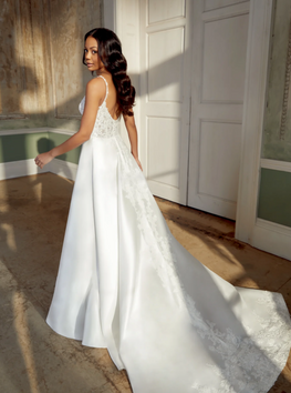 Rosie - robe de mariée classique avec haut en dentelle et jupe de satin à broderies