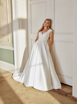 Bele - robe de mariée classique en mikado avec haut en dentelle et manchettes courtes