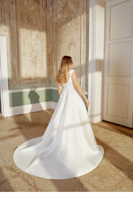 Bele - robe de mariée classique en mikado avec haut en dentelle et manchettes courtes