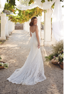 Priscilla - robe de mariée coupe ajustée en dentelle haut de gamme non perlée avec encolure droite à détail plongeant