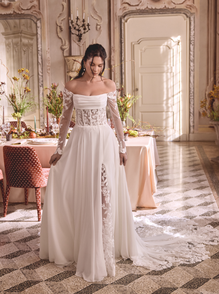 Violet - robe de mariée moderne avec haut corset sans bretelle en dentelle avec jupe de chiffon vaporeuse et traîne majestueuse
