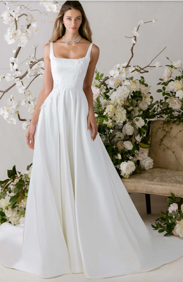 Laura *taille plus* - robe de mariée classique en satin à encolure droite avec appliqués de dentelle perlée
