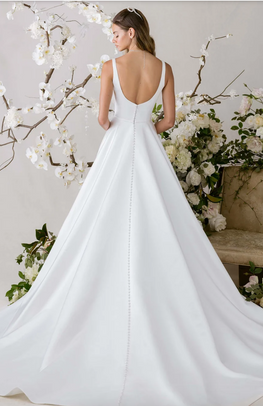 Laura *taille plus* - robe de mariée classique en satin à encolure droite avec appliqués de dentelle perlée