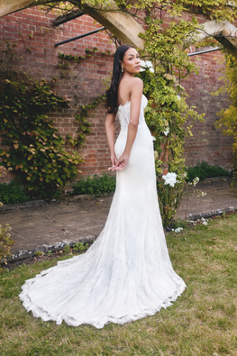 *EXCLUSIVITÉ* Macie - robe de mariée moderne avec haut corset sans bretelle en dentelle non perlé et gants de dentelle avec gants en dentelle