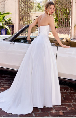 Conor - Robe de mariée longue ligne A en satin sans bretelle avec taille basque et haut à jeu de plis